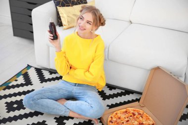 Çekici hippi kız lezzetli pizza ve kola kapalı şişe ile