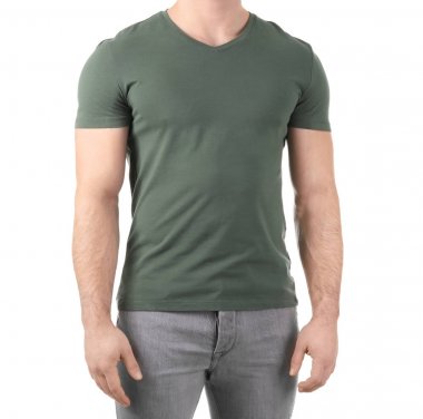 Beyaz arka plan üzerinde şık tişört genç adam. Mockup tasarım için