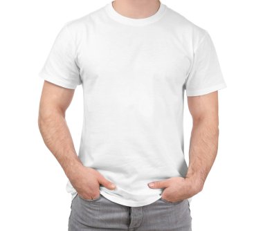 Beyaz arka plan üzerinde şık tişört genç adam. Mockup tasarım için