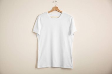 Renk arka plan üzerinde beyaz t-shirt. Mockup tasarım için