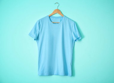 Işık arka plan üzerinde renkli tişört. Mockup tasarım için