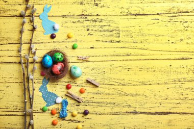 Ahşap zemin üzerine yumurtalı Paskalya tavşanları kağıttan ve dekoratif iç içe