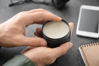 Kavanoz saç, closeup için kil ile tutan adam