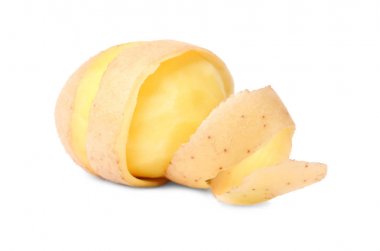 Deri üzerinde beyaz arka plan ile ham soyulmuş patates