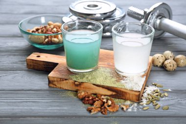 Yüksek protein yiyecek ile farklı sallar ve masaya tozlar