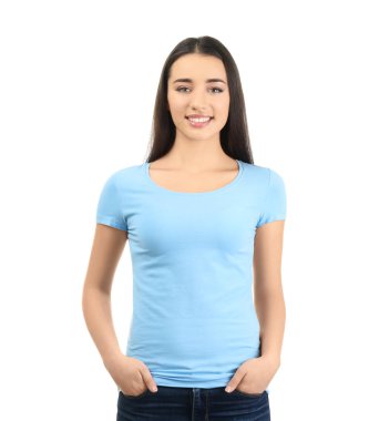 Beyaz arka plan üzerinde şık tişört genç kadın. Mockup tasarım için