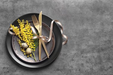Mimoza ve gri arka plan üzerinde yumurta ile güzel festival Paskalya Tablo ayarı