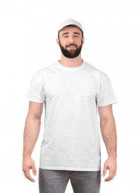 Beyaz arka plan üzerinde şık tişört genç adam. Mockup tasarım için
