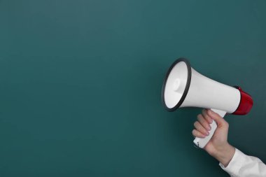 Kara tahta yakınındaki megafon tutan kadın