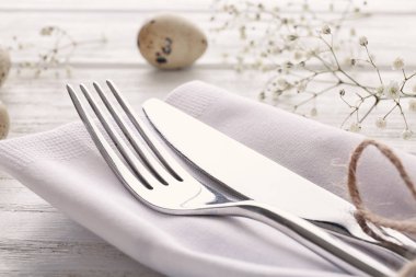 Çatal bıçak takımı ahşap arka plan Paskalya Tablo ayarı için dekore edilmiş