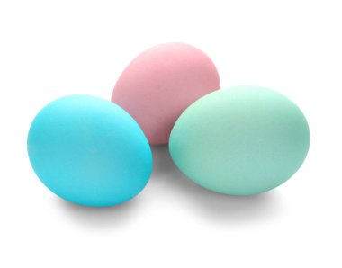 Renkli paskalya yumurtaları beyaza izole edilmiş.