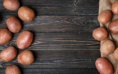 Tahta masada taze çiğ patates, üst manzara.