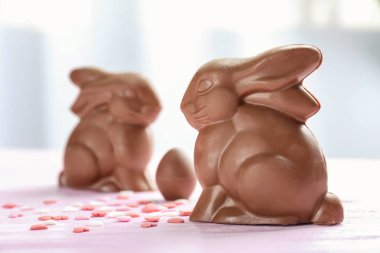 Çikolata Paskalya tavşanları ve şeker masada