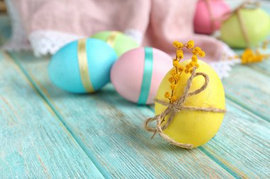 Mimoza çiçekli tablo easter egg