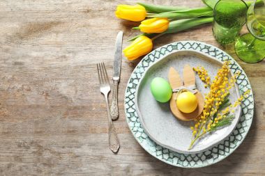 Boyalı yumurta ve Mimoza ahşap arka plan üzerinde güzel festival Paskalya Tablo ayarı