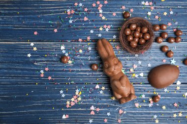 Çikolata Paskalya tavşanı ve şeker masada