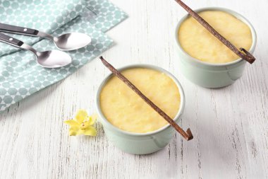 Ramekins masada lezzetli vanilyalı puding ile