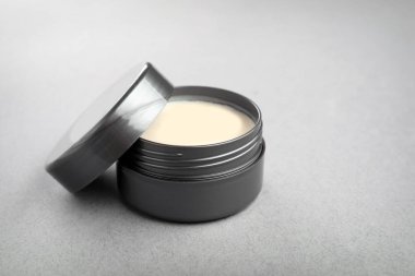 Kil saçları gri arka plan üzerinde için ile jar