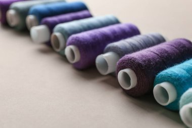 Dikiş ipliği ışık arka plan üzerinde kümesi