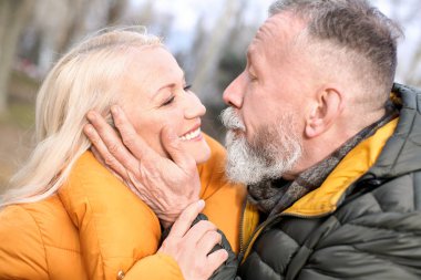 Mutlu, olgun bir çift.