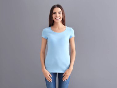 Şık t-shirt gri arka plan üzerine güzel genç kadın. Mockup tasarım için