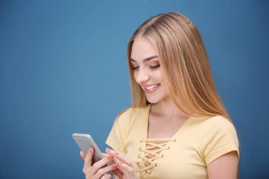 Cep telefonu renk arka plan üzerinde olan kadın