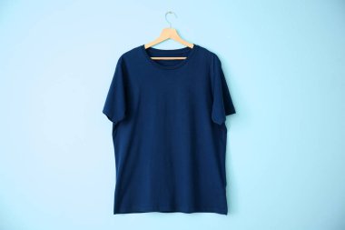 Işık arka plan üzerinde renkli tişört. Mockup tasarım için