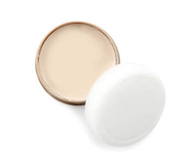 Beyaz arka plan üzerinde saç için kil ile jar