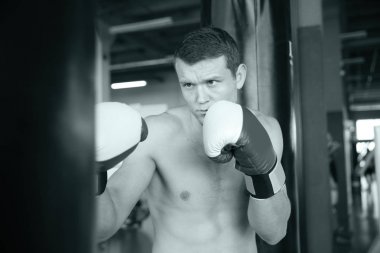 Boxer punchbag içinde jimnastik salonu ile eğitim