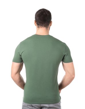 Beyaz arka plan üzerinde şık tişört genç adam. Mockup tasarım için