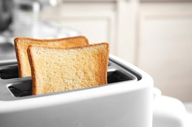 Ekmek kızartma makinesi, closeup hazırlanıyor ekmek