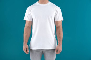 Şık beyaz t-shirt renk arka plan üzerinde yakışıklı genç adam. Mockup tasarım için