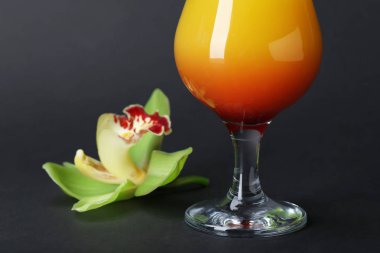 Sahilde koyu arka planı, closeup kokteyl cam-in cinsiyet