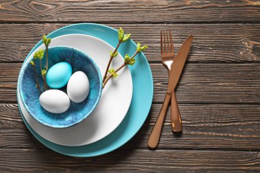 Güzel festival Paskalya Tablo ayarı ile ahşap arka plan üzerinde yumurta