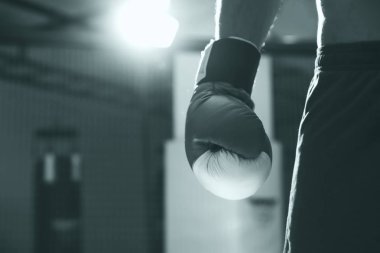 Spor salonunda Boks eldiveni olan adam