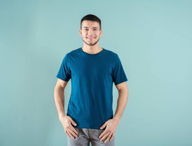 Şık t-shirt renk arka plan üzerinde genç adam. Mockup tasarım için