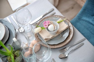 Süslemeleri ile güzel Paskalya Tablo ayarı