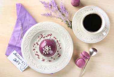 Fincan kahve ve kart masada ile lezzetli tatlı. Anneler günü kahvaltı