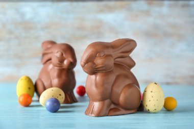 Çikolata Paskalya tavşanları ve şeker masada