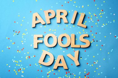 İfade April fools gün ve konfeti renk arka plan üzerinde