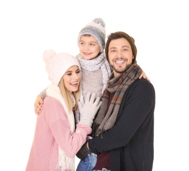 Mutlu aile beyaz zemin üzerine sıcak giysiler içinde. Kış tatili için hazır