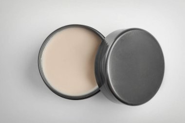 Beyaz arka plan üzerinde saç için kil ile jar