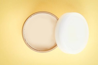 Saç renk arka plan üzerinde için kil ile jar