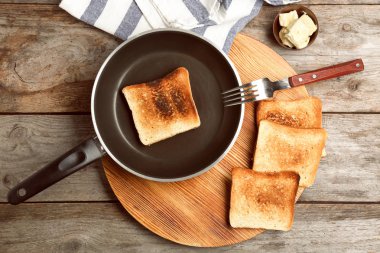 Mutfak masasının üzerinde kızarmış ekmek