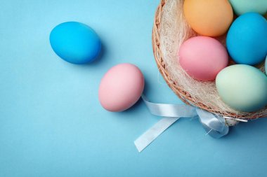 Renk arka plan üzerinde boyalı Paskalya yumurtaları