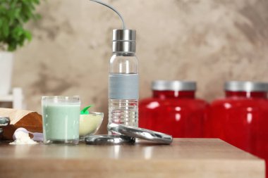 Protein içeceği ve ağırlık ile Cam masaya tabaklar