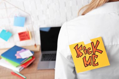 Not ifade ile tekme bana üzerinde kadının geri, portre. Nisan bir günü kutlama