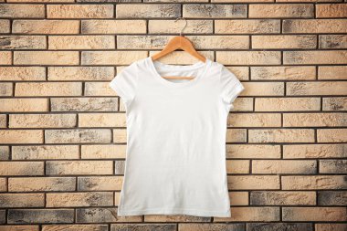 Tuğla duvar arka plan üzerinde beyaz t-shirt. Mockup tasarım için