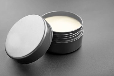 Kil saçları koyu arka plan üzerinde için ile jar