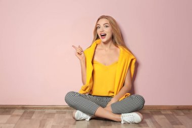 Renk duvarının yakınında katta oturan çekici hippi kız